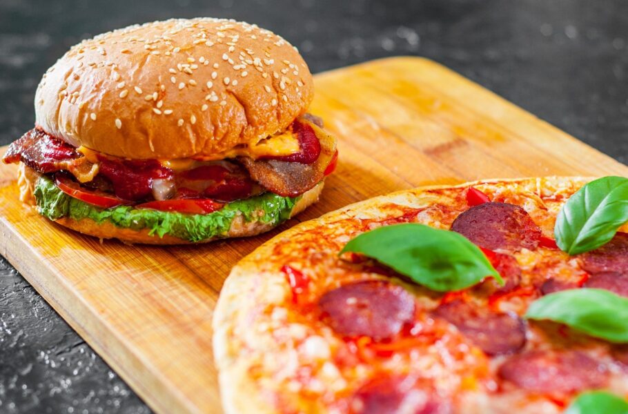محققان: مصرف روزانه پیتزا و همبرگر می‌تواند خطر ابتلا به آلزایمر را افزایش دهد