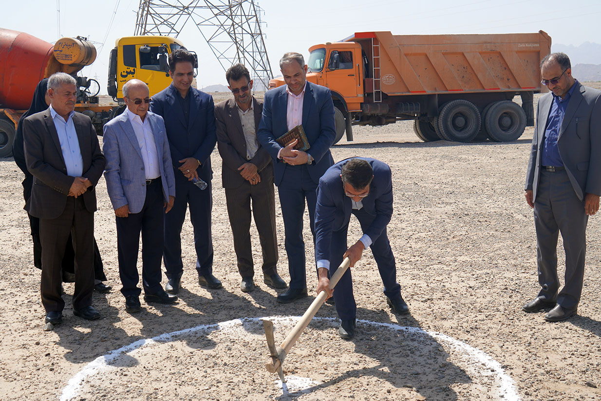 کلنگ ساخت اولین مسکن کارگری کشور در یزد به زمین زده شد