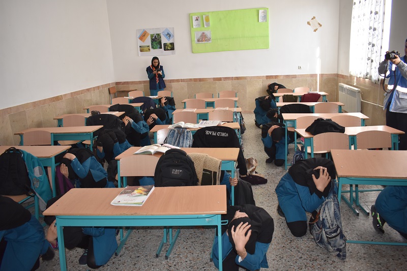 مانور استانی زلزله با شعار مدرسه ایمن جامعه تاب آور در بهاباد برگزارشد
