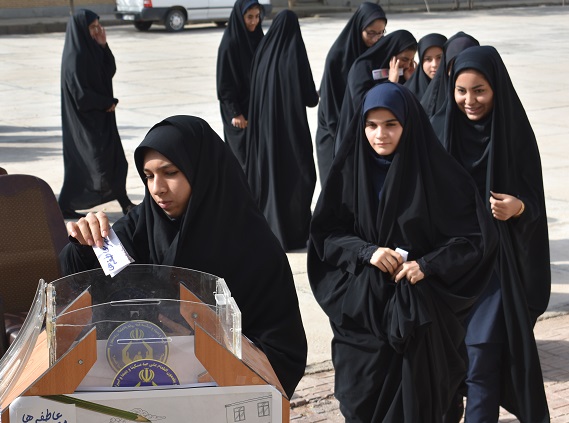 جشن عاطفه‌ها در مدارس بهاباد برگزار شد