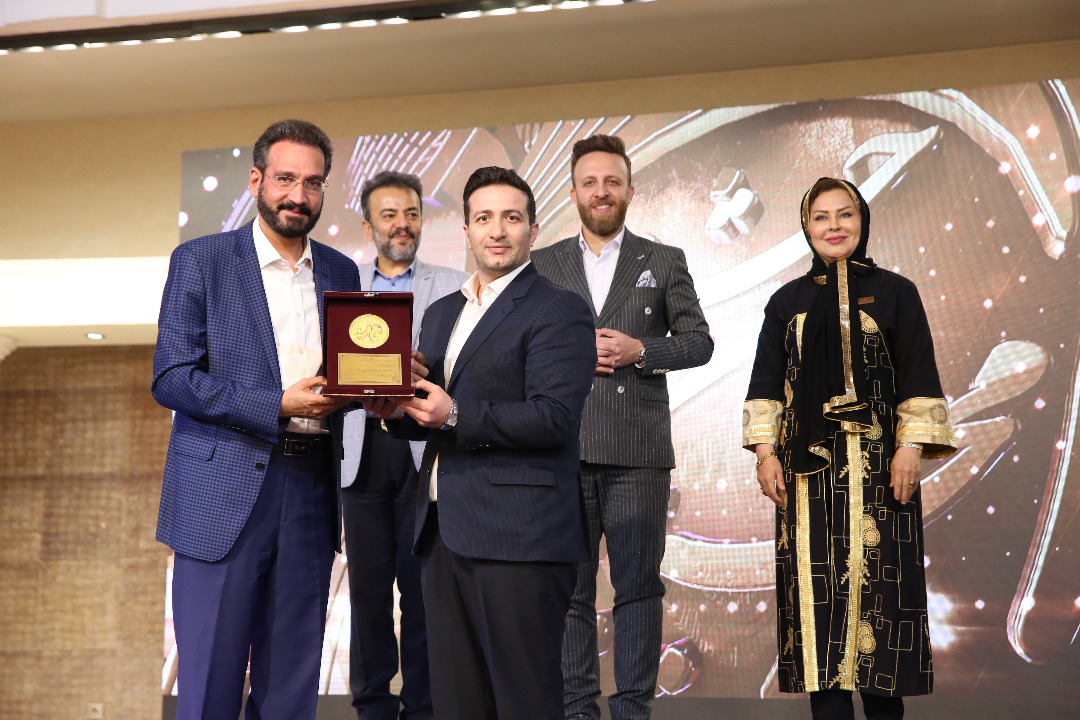 مدال میکروفون طلایی به مجری و مدرس فن بیان یزد تعلق گرفت