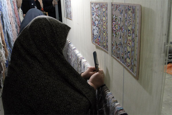 تشویق مددجویان یزدی به تولید فرش دست‌باف با نشان جهانی احسان