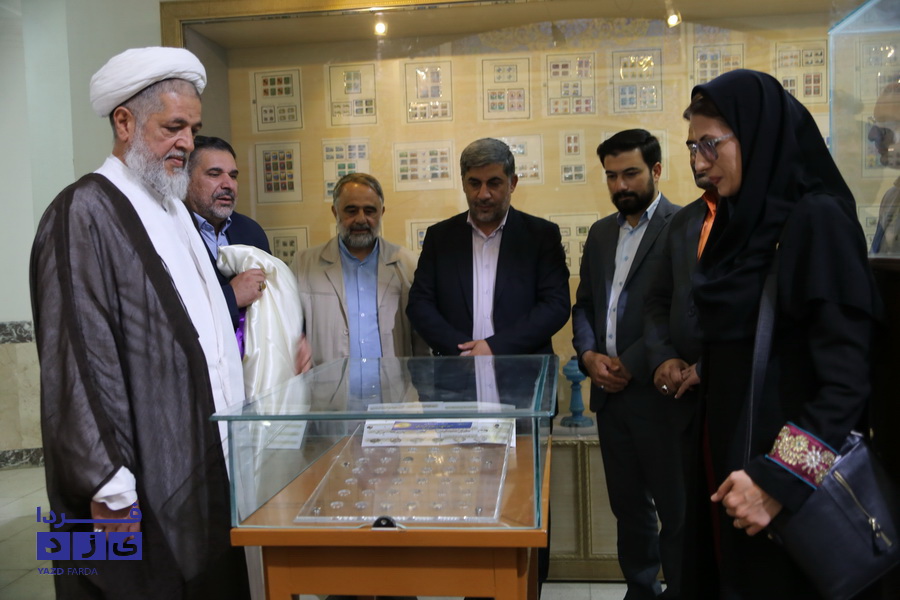 آیین رونمایی از بیست سکه تاریخی ضرب دارالعباده در دوره های مختلف  در موزه کاظمینی یزد