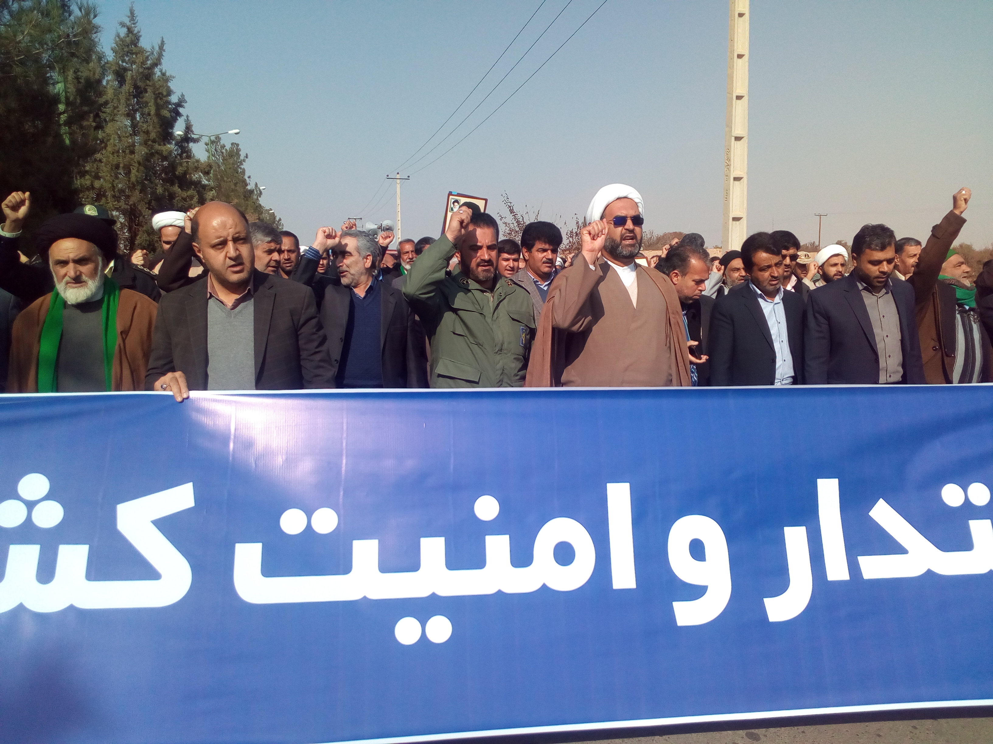 راهپیمایی مردم مهریز در محکومیت اغتشاش گران 