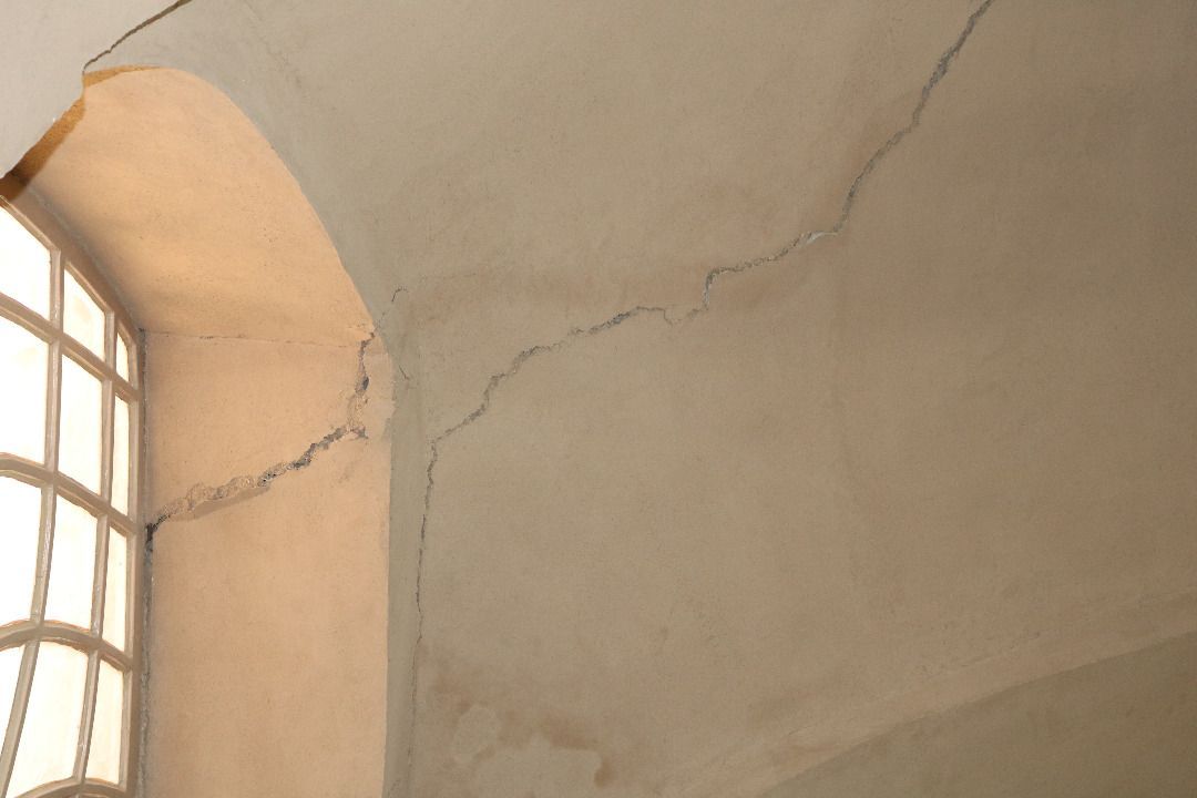 تن مسجد ریک مجومرد از شکاف‌های سقف و دیوار درد می‌کند/ بازدید فرماندار اشکذر از بنای تاریخی مسجد ریک مجومرد