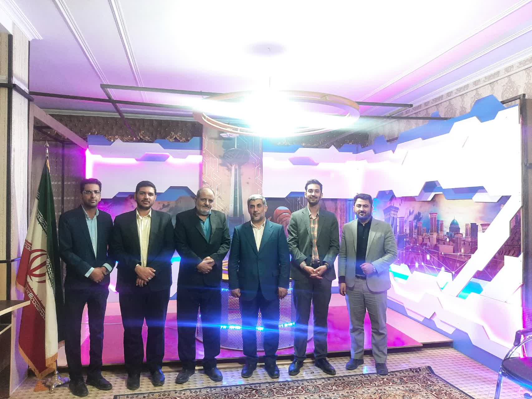 حضور دکتر آخوندی مدیرکل میراث فرهنگی و گردشگری وصنایع دستی استان یزد به اتفاق مشاور جوان استاندار و همراهان در استودیو در حال راه اندازی یزدفردا ساعاتی قبل