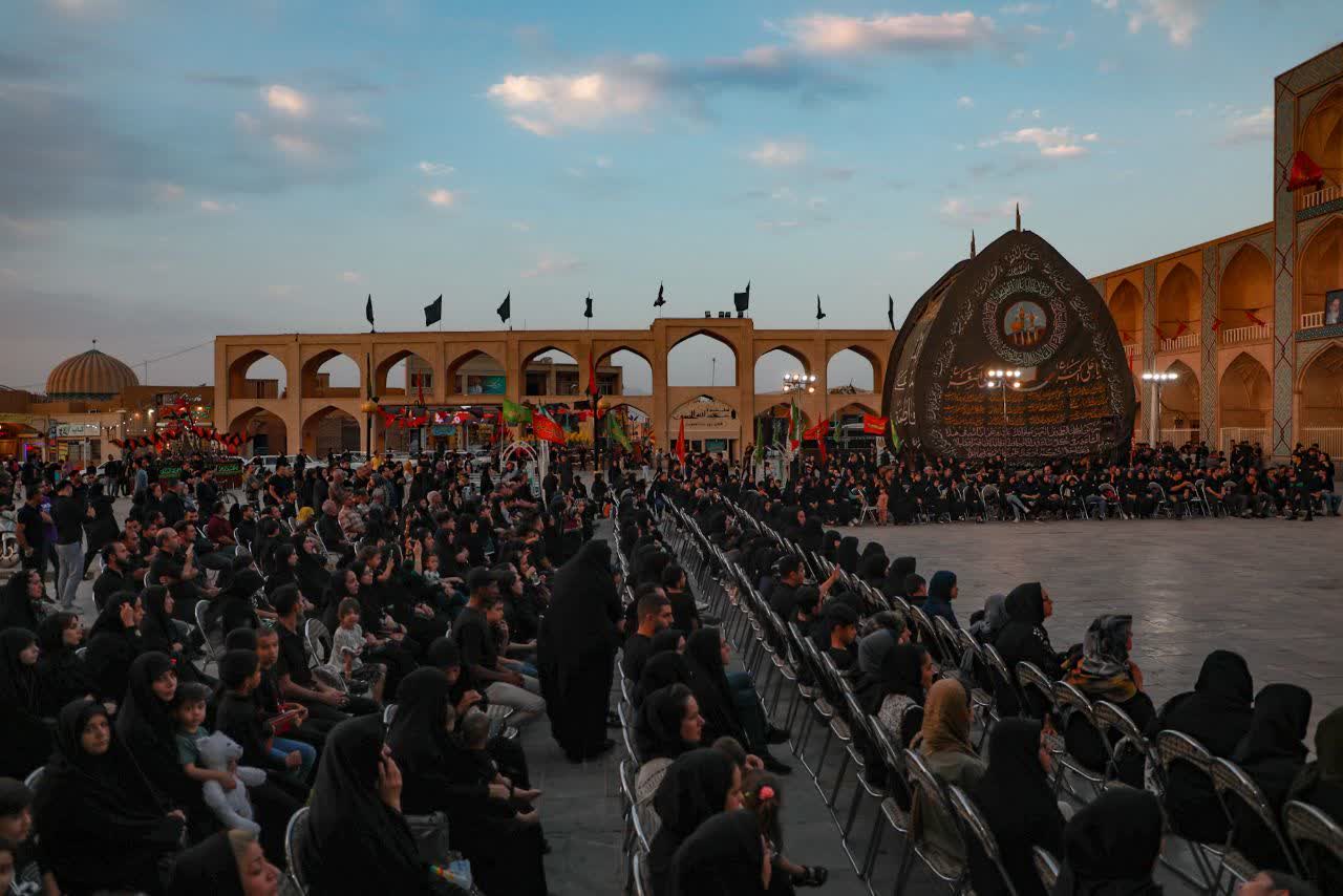 سوگواری عزاداران خاص حسین (ع) در حسینیه ایران