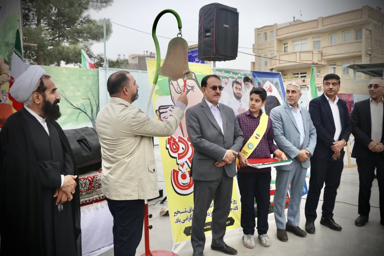 آیین زنگ ملی استکبارستیزی و گرامیداشت یاد و خاطره شهدای دانش آموز غزه در دبیرستان حاج محمد نیک پور