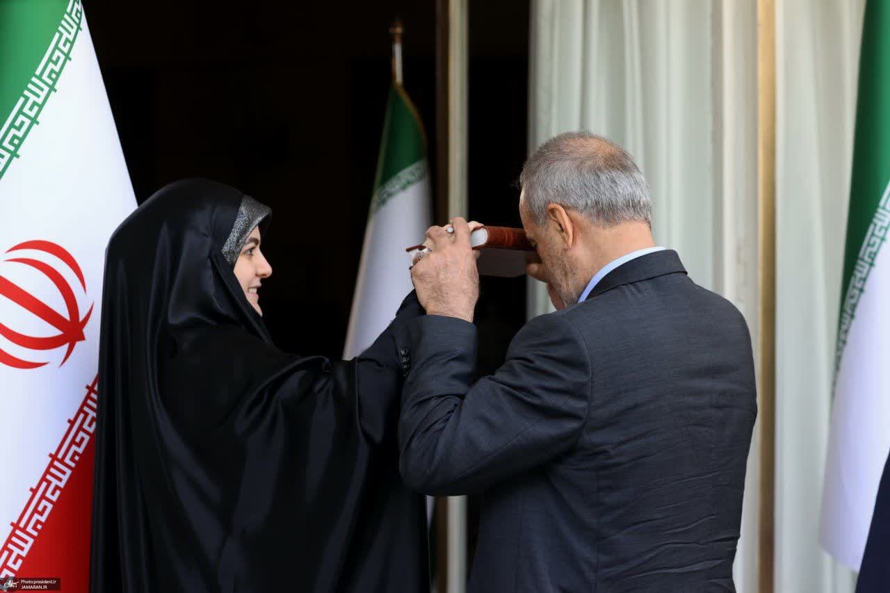 عکس ماندگار پدر و دختر در هنگام ورود به نهاد ریاست جمهوری