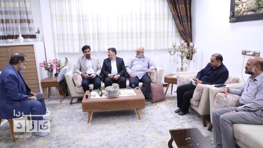 حضور استاندار یزد و هیئت همراه در منزل محمدصادق احمدنیا به مناسب روز خبرنگار