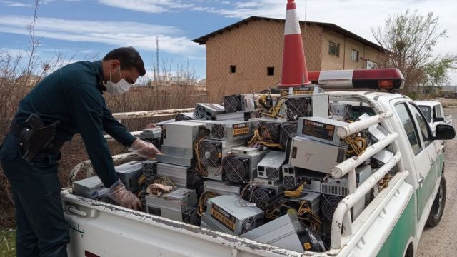 کشف 17 دستگاه ماینر قاچاق در یزد