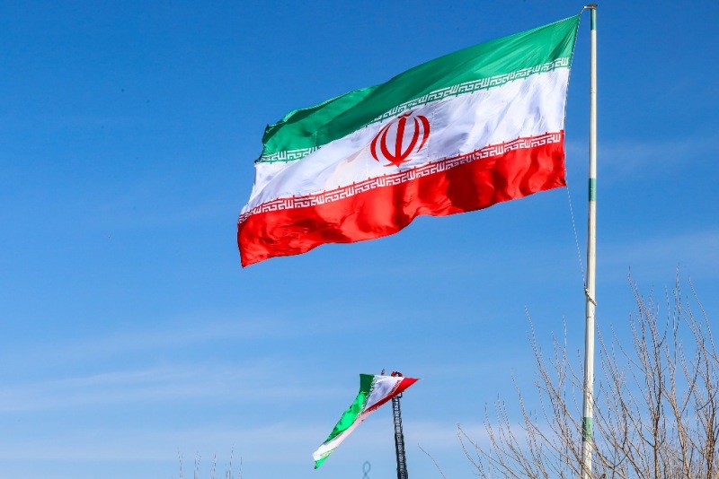 اهتزار پرچم مقدس ایران اسلامی در میدان امام حسین(ع) شهر یزد