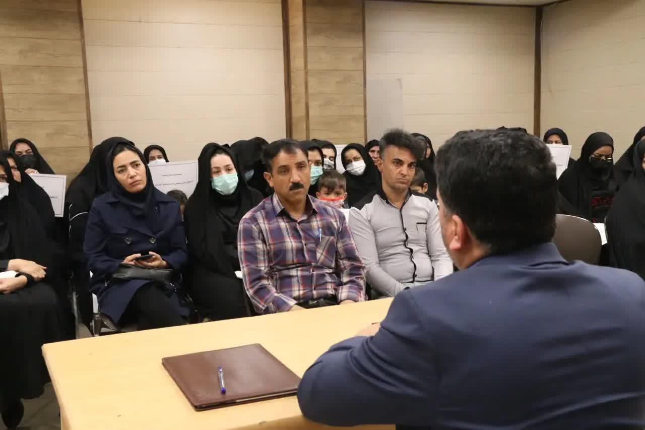 نشست مشترک معلمین خرید خدمت با استاندار یزد