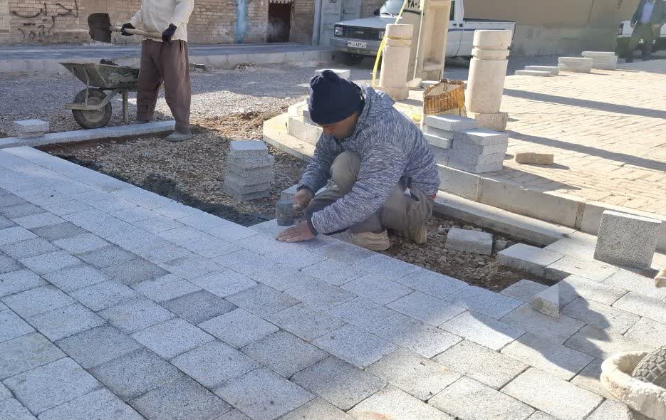 تداوم بهسازی معابر منطقه بافت تاریخی با اجرای ۲۲۰۰ مترمربع پیاده‌روسازی