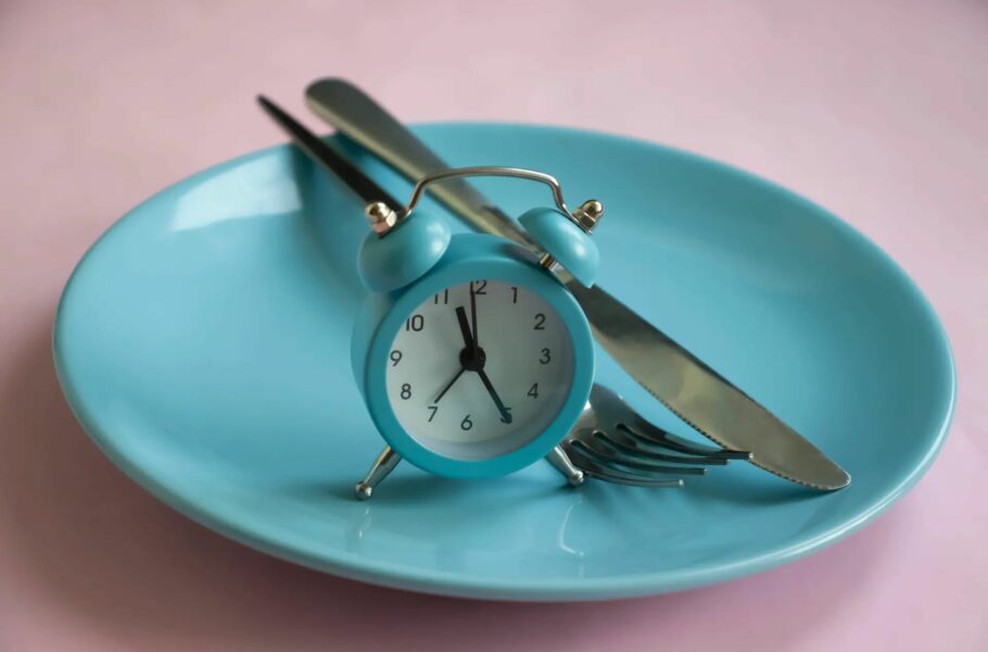 دانشمندان: ساعت غذاخوردن با تغییر ریسک بیماری‌های قلبی‌عروقی ارتباط دارد