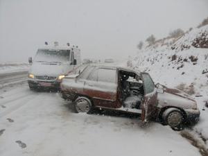 تصادف زنجیره ای در گردنه علی آباد/برف در گردنه علی آباد حادثه آفرید+تصاویر
