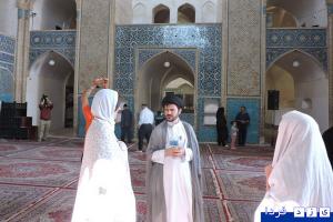 حضور گردشگران خارجی و استقبال از طرح آرامش بهاری در مسجد جامع یزد