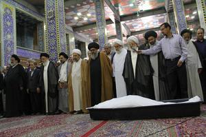 تصویری: وداع با پیکر مرحوم سلیمانی در یزد/تشییع پیکر مرحوم سلیمانی در حظیره سنگر انقلاب با حضور مردم ومسئولین ارشد استان