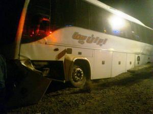 واژگونی اتوبوس در کمربندی میبد مسافرانش را راهی بیمارستان کرد