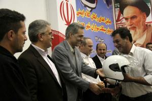 گزارش و گزارش تصویری: همایش اهدای کلاه ایمنی به موتورسواران در شهرداری حمیدیای یزد 