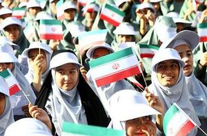 1375 دانشآموز دختر و پسر کلاس اولی در شهرستان طبس امروز با برگزاری جشن شکوفهها، سال تحصیلی جدید را آغاز کردند