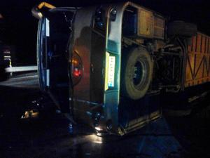 واژگونی اتوبوس در جاده مهریز به انار مسافرانش را راهی بیمارستان کرد