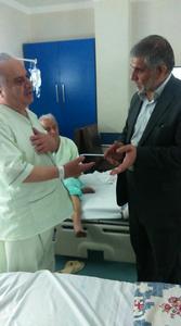 عیادت محمد صالح جوکار از مدیرکل اسبق اداره ورزش و جوانان استان یزد در بیمارستان