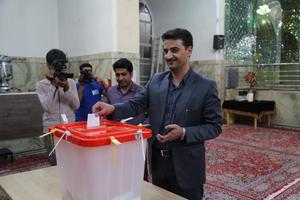 فرماندار بافق رأی خود را به صندوق انداخت