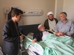 عیادت امام جمعه و جمعی از دوستداران حجت الاسلام والمسلمین حاج شیخ غلامرضااسدی امام جمعه اسبق بشرویه دربیمارستان طبس