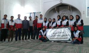 اجرای طرح غبار روبی مساجد به مناسبت دهه تکریم مساجد توسط جوانان هلال احمر شهرستان یزد