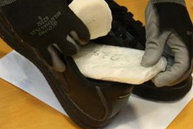 جاسازی ماده مخدر مت‌آمفتامین (شیشه) در کفش به ارزش10میلیون دلار(عکس)