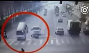 فیلم و دانلود"چینی ها از به هوا رفتن دو خودرودر یک تصادف عاجز ماندند!!!