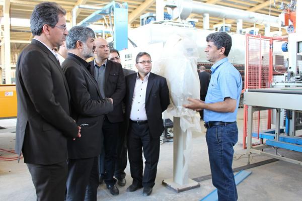 بازدید نماینده مردم یزد و اشکذر از واحد صنعتی در حال احداث کاشی آبان 