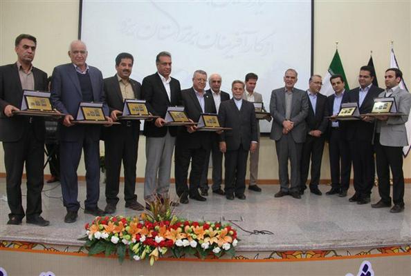 تجلیل از پیشگامان کار و سرمایه هوشمند و پیشگامان رسانه و آگهی زبده به عنوان کارآفرین برتر استان یزد