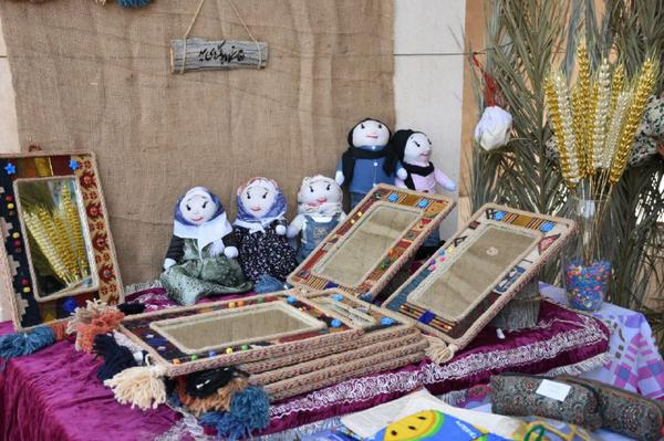  برپایی نمایشگاه توانمندی های شهرستان بافق واقع در میدان خان تصاویر