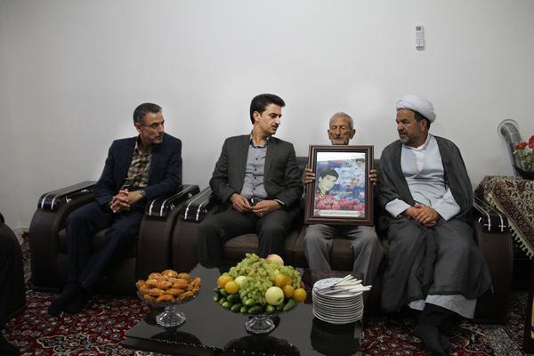 دیدارمعاون استاندار وفرماندار ویژه طبس به همراه حاج اقای معصومی مدیر کل بنیاد شهید وامور ایثارگران خراسان جنوبی با دوتن از خانواده های شهدای شهرستان