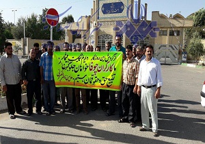  اعتراض جمعی از كارگران شركت چوفای اردكان در مقابل استانداری يزد