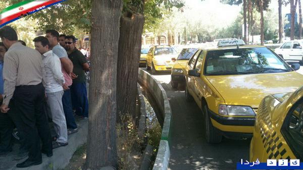 گزارش تصویری:تحصن تاکسیرانان یزد به  حضور تاکسی های اینترنتی 