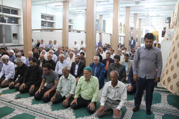حضور استاندار محترم و معاون استاندار و فرماندار ویژه شهرستان طبس و مشاور و مدیرکل حوزه استاندار در بین نماز گزاران مسجد ایت الله نمایی طبس