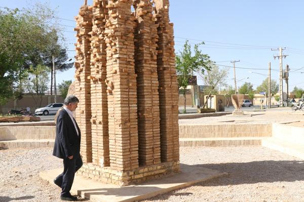 بازدید موسوی بیوکی از سازه های سمپوزیوم خشت خام