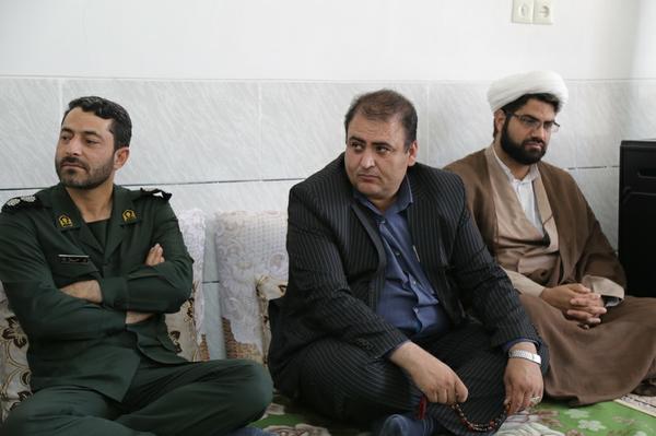 پيگيري مشکلات خانواده شهدا مایه افتخار و وظیفه هر مسئولی است