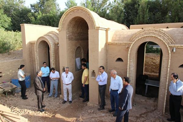 بازدید معاونان شرکت برق منطقه‌ای یزد از پروژه ساخت «مهمانسرای سبز»