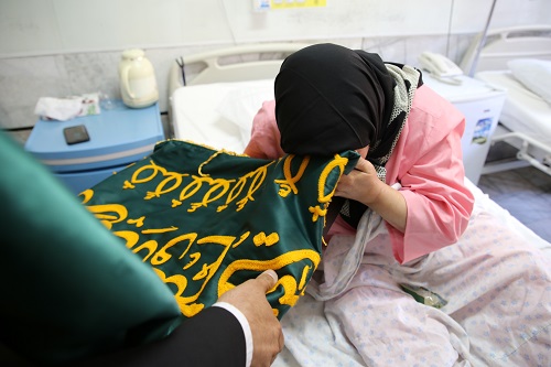 خدام حرم رضوی با حضور در بیمارستان موقوفه گودرز یزد عیادت خدام حرم رضوی از بیماران بیمارستان گودرز یزد