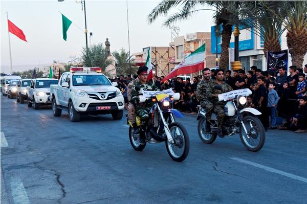 آغاز هفته دفاع مقدس با نمایش اقتدار نیروهای نظامی و انتظامی در بافق