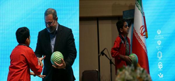 هدیه ی توپ پلاستیکی اسماعیلی دانش آموز هنرمند یزدی به وزیر آموزش و پرورش 