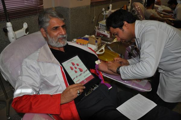 اهدا خون اعضای داوطلب جمعیت هلال احمر شهرستان یزد در چهل سالگی انقلاب اسلامی