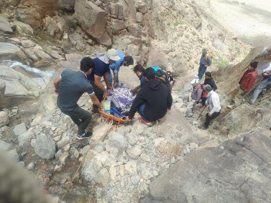 نجات فرد مصدوم در دیواره های قلعه اسلامیه توسط تیم امداد و نجات کوهستان هلال احمر تفت