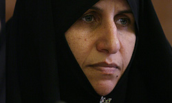 پروين احمدي‌نژاد در جمع مردم قم :باند توزيع عكس‌هاي خانوادگي يكي از كانديداها متلاشي شد 