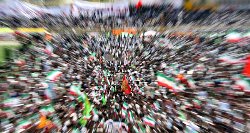 احمدي نژاد به علت ازدحام جمعيت با 4 ساعت تاخير به ورزشگاه ساري رسيد 