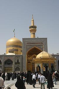 در دومين روز از دهه میلاد حضرت رضا(ع): پرچم رضوي در آسمان شهر بادگيرها به اهتزاز درآمد